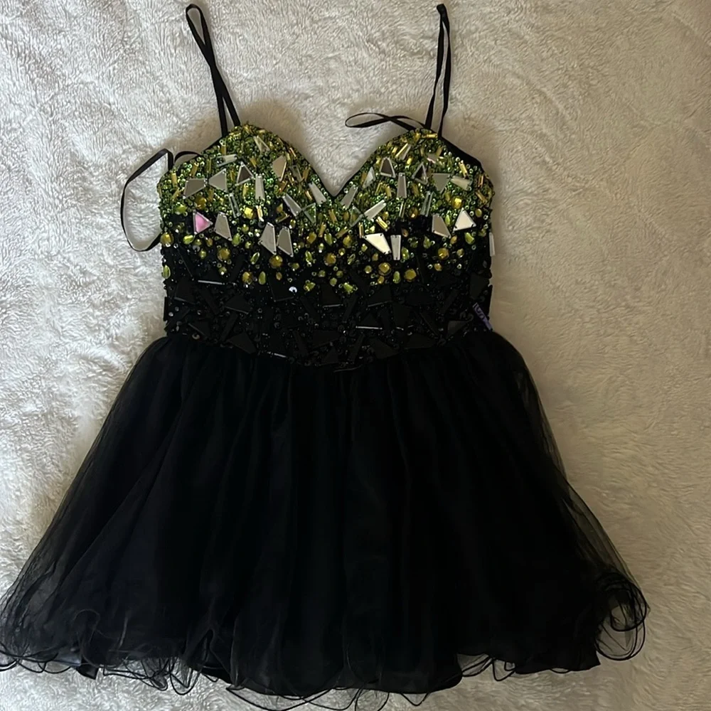 Short Black and Green Prom Dress with Elegant Design M - Picture 8 of 11